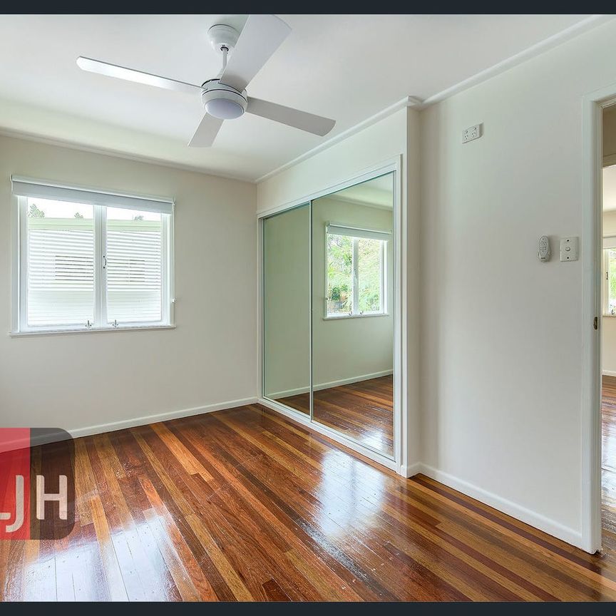 AIR CONDITIONED FIVE BEDROOM HOME WITH INGROUND POOL !! - Photo 1