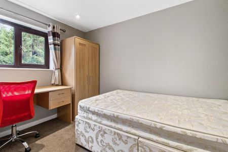 5 bedroom semi-detached house to rent - Photo 2