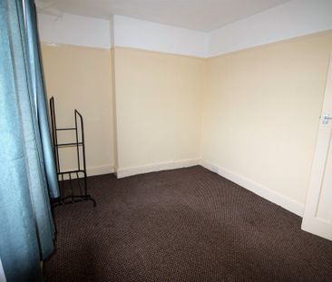 To Let 1 Bed Flat - Photo 4