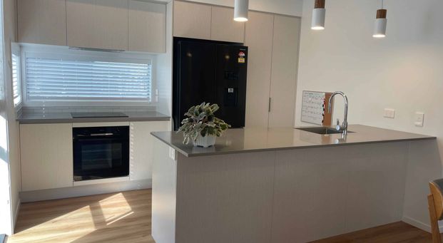Luxury Coastal Living in Papamoa vs Executive Family Retreat - Photo 1
