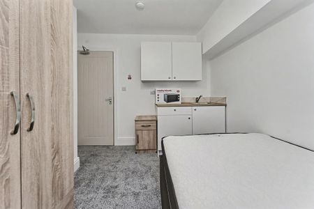 6 bedroom semi-detached house to rent - Photo 5