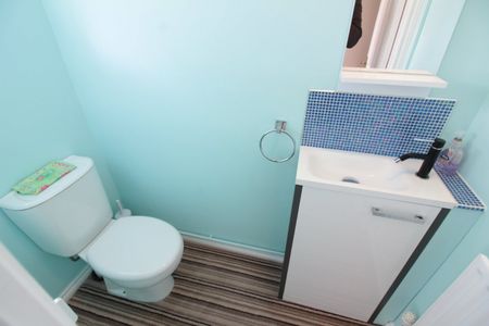 A 3 Bedroom Detached - Photo 3