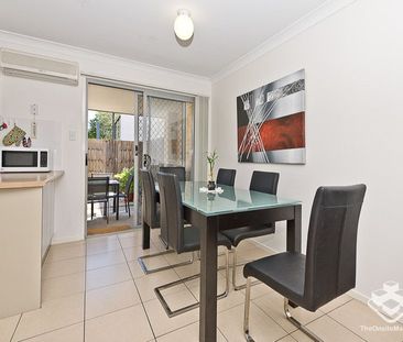 STYLISH EXECUTIVE LIVING AT GREAT LOCATION - Photo 1