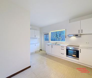 Gelijkvloers appartement met 2 slaapkamers, ruime garage en tuin - Photo 1