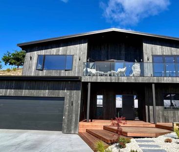 Executive Family Home with Stunning Views - Photo 3