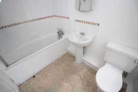 2 bedroom Flat to rent in Sandringham Road, South Gosforth, Newcastle upon Tyne - Photo 2