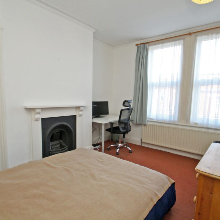 BILLS INCLUDED – Cliff Mount, Woodhouse, Leeds, LS6 - Photo 1