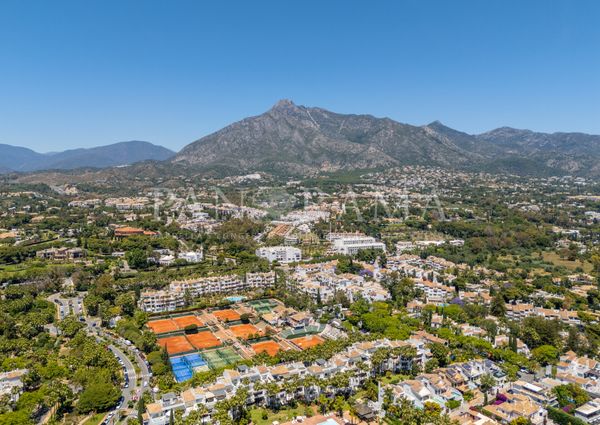 Stunning and bright first floor apartment in the Andalusian Gardens of Marina Puente Romano