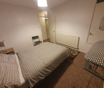 2 Bed Terraced House, Bracewell Close, M12 - Photo 3