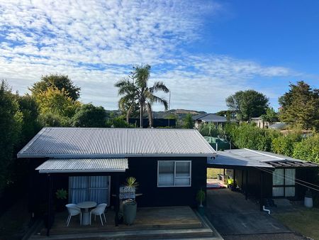 Refurbished cutie in Surfdale - Photo 3