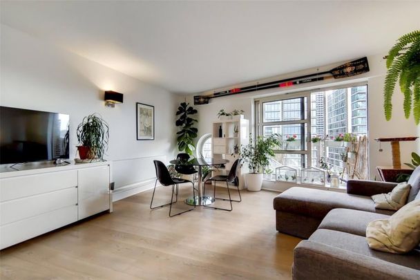 2 Bed Flat, Cascades Tower, E14 - Photo 1