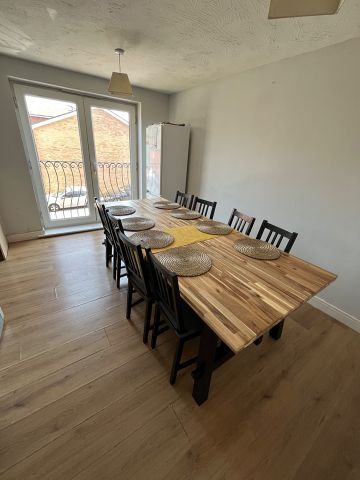 4 Bed Terraced House, Primrose Close, LU3 - Photo 3