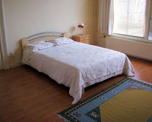 Plantage Badlaan for one expat only, a room en suite. 2 furnished rooms divided by a sliding door, 1 living and 1 bedroom. Own kitchen and bathroom - Photo 1