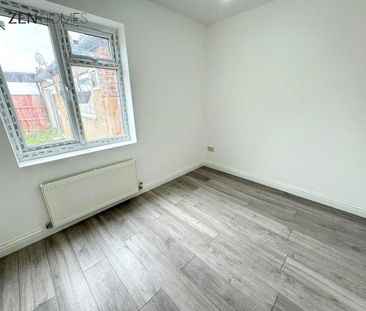 4 bedroom flat to rent - Photo 1