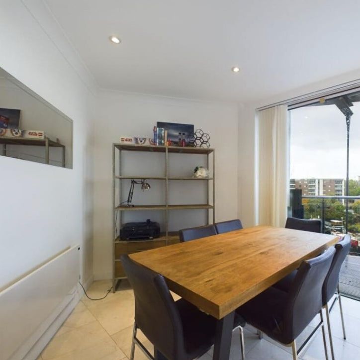 3 Bed Flat, Boardwalk Place, E14 - Photo 1