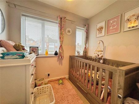 4 bedroom semi-detached house to rent - Photo 3