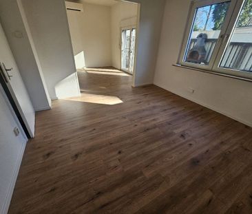 Frisch renovierte Erdgeschosswohnung mit ca. 58 m² Wohnfläche und g... - Photo 2