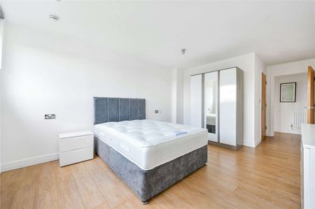 This spacious apartment, with direct river views ,is situated in Cumberland House, part of the Royal Artillery Quay development in Woolwich. - Photo 4
