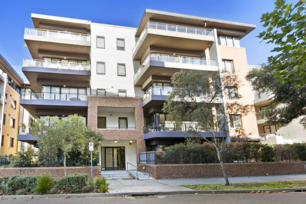 Top Floor Penthouse-Style Apartment in a Prime Location - Photo 1