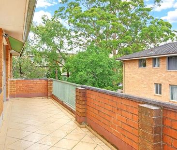 Sunlit Top-Floor Bedroom Apartment - Photo 5
