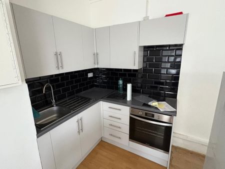 Studio to rent - Photo 2