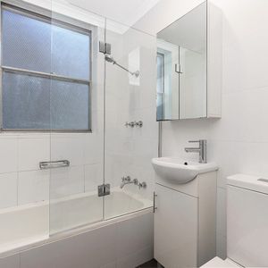 Ideal 2 bedroom apartment close to the station - Photo 2