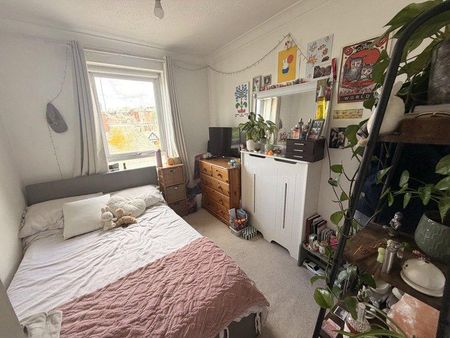 3 bedroom flat to rent - Photo 4