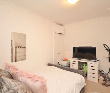 Broadway, Knaphill, Woking, Surrey, GU21 2DR - Photo 3