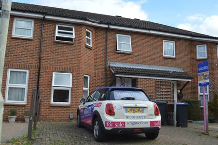 3 bedroom Terraced - BROADWATER CRESCENT, WELWYN GARDEN CITY. - Photo 2