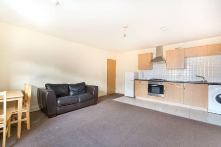 2 bedroom flat to rent - Photo 2