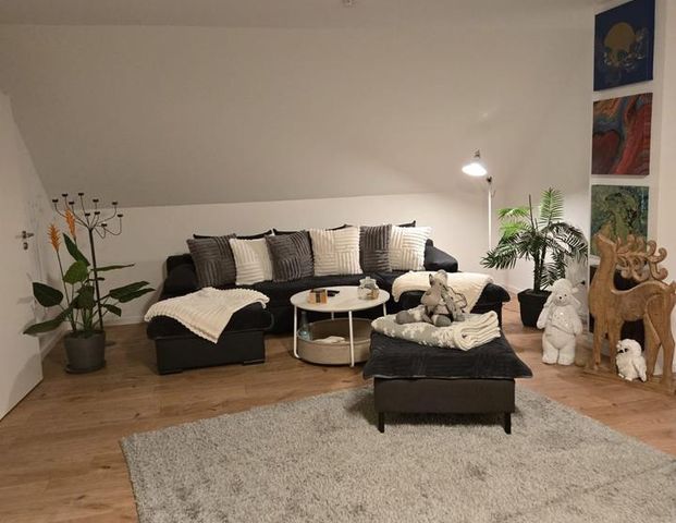 Schöne und vollständig renovierte 3-Zimmer-Dachgeschosswohnung in - Photo 1