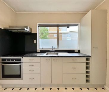 Tidy 2 bedroom Unit + Carpark - Newtown - Photo 3