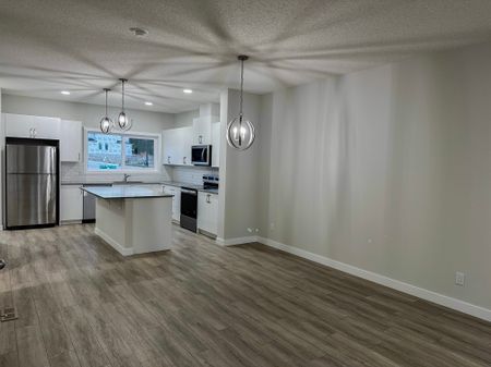 Never Lived In Family Home With Open Floor Plan & Upper Bonus Room – Pine Creek - Photo 5