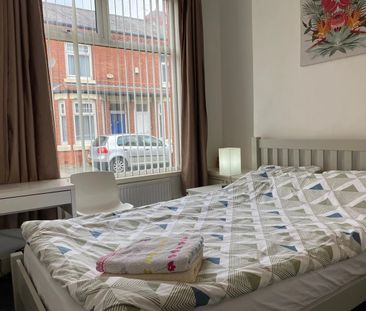 3 Bed Terraced House, Salford, M6 - Photo 2