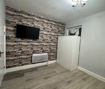 2 Bed Flat, Radstock Road, RG1 - Photo 1