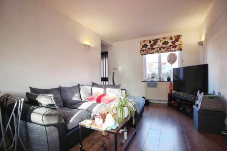 15b Woodshaw Mead, Royal Wootton Bassett, Swindon, Swindon, SN4 - Photo 2