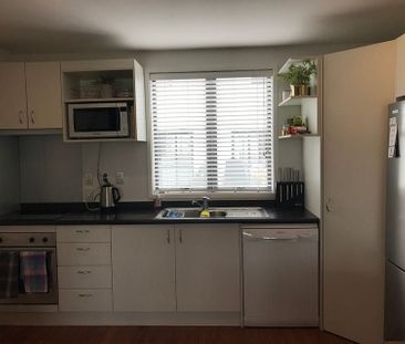 Immaculate Ellerslie 2 Bedroom Furnished Apartment - Photo 2