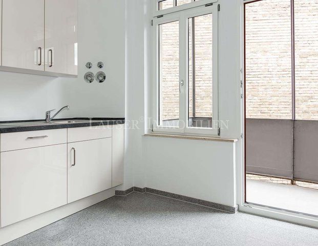 Attraktive Drei-Zimmer-Altbauwohnung mit Balkon in kernsaniertem Haus - Photo 1