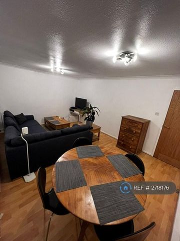 1 bedroom in a flat share to rent - Photo 3