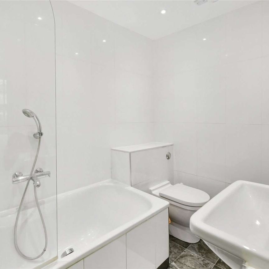 A wonderful two bedroom duplex flat benefiting from well-proportioned living and entertaining space. - Photo 1