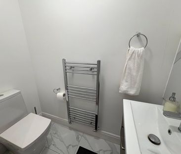 Crescent Drive, Aldershot, Hampshire, GU12 - Photo 2