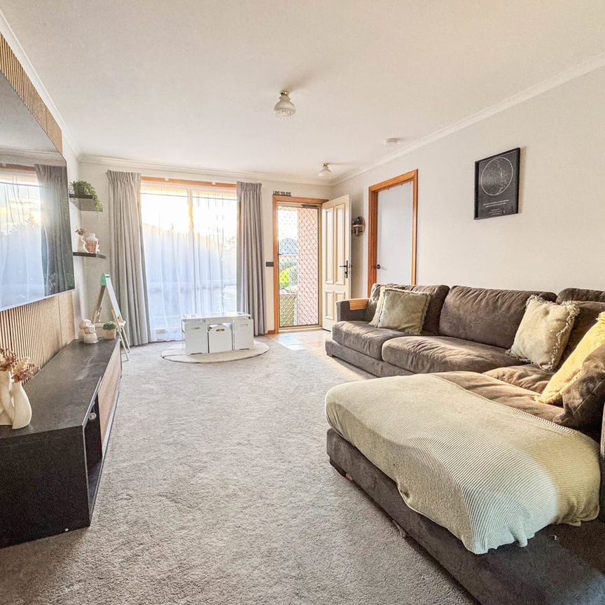 Refreshed Two-Bedroom Unit Just a Short Walk from Pakenham Main Street - Photo 1