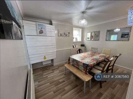 4 bedroom semi-detached house to rent - Photo 2