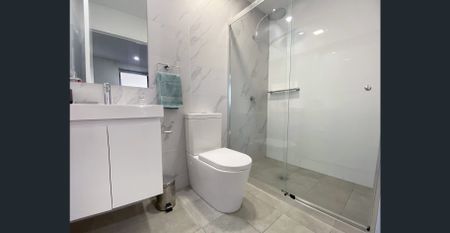 Comfort & Convenience in a Modern Pendle Hill Residence - Photo 5