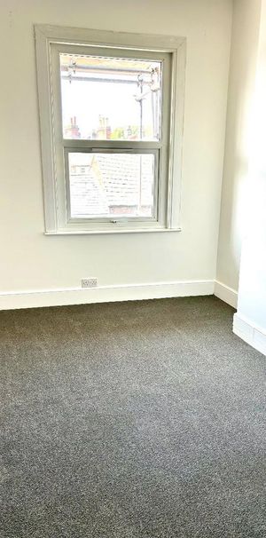 1 bedroom in a flat share to rent - Photo 2