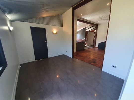 Large 3 Bedroom Queenslander For Rent - Photo 1