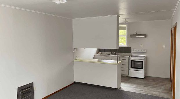 Large, warm & tidy 1 bed unit, 5 mins walk to city - Photo 1