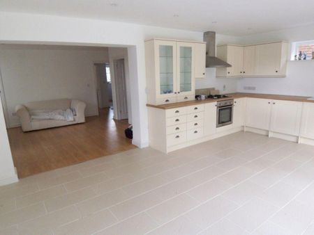 4 bedroom detached house to rent - Photo 5
