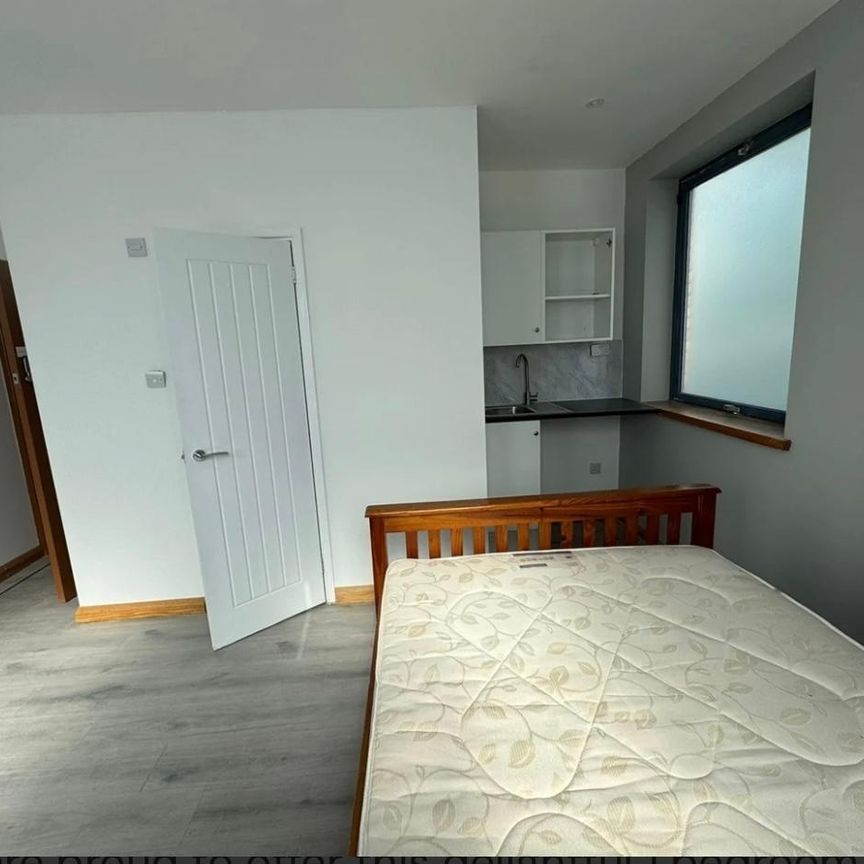 Studio Flat, Manchester Road, E14 - Photo 2