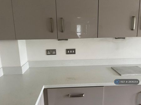 4 bedroom detached house to rent - Photo 4
